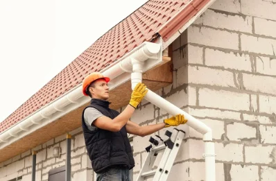 Pose et remplacement de gouttières au Mené